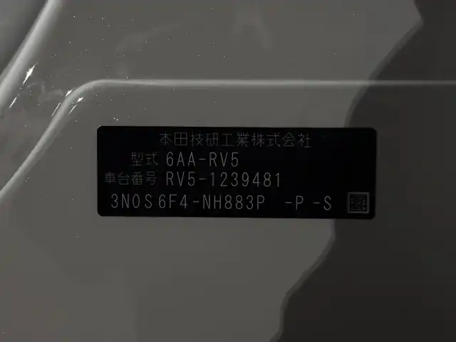 ホンダ ヴェゼル ハイブリッド e:HEV Z 三重県 2025(令7)年 1.1万km プラチナホワイトパール ハイブリッド/FF/MTモード付フロアCVT/純正 8インチ ディスプレイオーディオ VX-240ZFE/（FM/AM/USB/iPod/CarPlay/AndroidAuto/Bluetooth/HDMI）/バックカメラ/ドライブレコーダー 全方位＋後/ETC/純正 フロントロアースカート（Urban Style）/Honda SENSING/・衝突軽減ブレーキ/・先行車発進お知らせ機能/・路外逸脱抑制機能/・標識認識機能/・渋滞追従機能付アダプティブクルーズコントロール（ACC）/・車線維持支援システム（LKAS）/・トラフィックジャムアシスト（渋滞運転支援機能）/・ブラインドスポットインフォメーション/・誤発進抑制機能（前後）/・パーキングセンサーシステム/・アダプティブドライビングビーム/装備/・ハンズフリーアクセスパワーテールゲート（電動バックドア）/・ハーフレザーシート/・シートヒーター（D/N）/・ステアリングヒーター/・オートライトシステム/・LEDヘッドライト/・LEDフロントフォグランプ（黄）/・ヒルディセントコントロール/・左右独立オートエアコン/・自動防眩ルームミラー/・プッシュスタート/・純正18inAW/・スマートキーx1/など