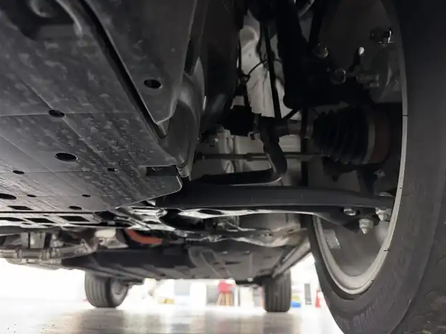 ホンダ ヴェゼル ハイブリッド e:HEV Z 三重県 2025(令7)年 1.1万km プラチナホワイトパール ハイブリッド/FF/MTモード付フロアCVT/純正 8インチ ディスプレイオーディオ VX-240ZFE/（FM/AM/USB/iPod/CarPlay/AndroidAuto/Bluetooth/HDMI）/バックカメラ/ドライブレコーダー 全方位＋後/ETC/純正 フロントロアースカート（Urban Style）/Honda SENSING/・衝突軽減ブレーキ/・先行車発進お知らせ機能/・路外逸脱抑制機能/・標識認識機能/・渋滞追従機能付アダプティブクルーズコントロール（ACC）/・車線維持支援システム（LKAS）/・トラフィックジャムアシスト（渋滞運転支援機能）/・ブラインドスポットインフォメーション/・誤発進抑制機能（前後）/・パーキングセンサーシステム/・アダプティブドライビングビーム/装備/・ハンズフリーアクセスパワーテールゲート（電動バックドア）/・ハーフレザーシート/・シートヒーター（D/N）/・ステアリングヒーター/・オートライトシステム/・LEDヘッドライト/・LEDフロントフォグランプ（黄）/・ヒルディセントコントロール/・左右独立オートエアコン/・自動防眩ルームミラー/・プッシュスタート/・純正18inAW/・スマートキーx1/など