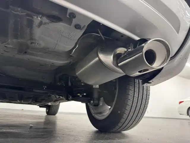 ホンダ ヴェゼル ハイブリッド e:HEV Z 三重県 2025(令7)年 1.1万km プラチナホワイトパール ハイブリッド/FF/MTモード付フロアCVT/純正 8インチ ディスプレイオーディオ VX-240ZFE/（FM/AM/USB/iPod/CarPlay/AndroidAuto/Bluetooth/HDMI）/バックカメラ/ドライブレコーダー 全方位＋後/ETC/純正 フロントロアースカート（Urban Style）/Honda SENSING/・衝突軽減ブレーキ/・先行車発進お知らせ機能/・路外逸脱抑制機能/・標識認識機能/・渋滞追従機能付アダプティブクルーズコントロール（ACC）/・車線維持支援システム（LKAS）/・トラフィックジャムアシスト（渋滞運転支援機能）/・ブラインドスポットインフォメーション/・誤発進抑制機能（前後）/・パーキングセンサーシステム/・アダプティブドライビングビーム/装備/・ハンズフリーアクセスパワーテールゲート（電動バックドア）/・ハーフレザーシート/・シートヒーター（D/N）/・ステアリングヒーター/・オートライトシステム/・LEDヘッドライト/・LEDフロントフォグランプ（黄）/・ヒルディセントコントロール/・左右独立オートエアコン/・自動防眩ルームミラー/・プッシュスタート/・純正18inAW/・スマートキーx1/など