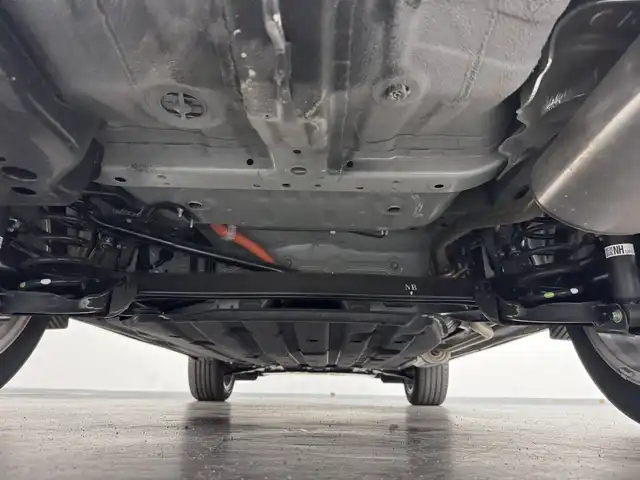 ホンダ ヴェゼル ハイブリッド e:HEV Z 三重県 2025(令7)年 1.1万km プラチナホワイトパール ハイブリッド/FF/MTモード付フロアCVT/純正 8インチ ディスプレイオーディオ VX-240ZFE/（FM/AM/USB/iPod/CarPlay/AndroidAuto/Bluetooth/HDMI）/バックカメラ/ドライブレコーダー 全方位＋後/ETC/純正 フロントロアースカート（Urban Style）/Honda SENSING/・衝突軽減ブレーキ/・先行車発進お知らせ機能/・路外逸脱抑制機能/・標識認識機能/・渋滞追従機能付アダプティブクルーズコントロール（ACC）/・車線維持支援システム（LKAS）/・トラフィックジャムアシスト（渋滞運転支援機能）/・ブラインドスポットインフォメーション/・誤発進抑制機能（前後）/・パーキングセンサーシステム/・アダプティブドライビングビーム/装備/・ハンズフリーアクセスパワーテールゲート（電動バックドア）/・ハーフレザーシート/・シートヒーター（D/N）/・ステアリングヒーター/・オートライトシステム/・LEDヘッドライト/・LEDフロントフォグランプ（黄）/・ヒルディセントコントロール/・左右独立オートエアコン/・自動防眩ルームミラー/・プッシュスタート/・純正18inAW/・スマートキーx1/など