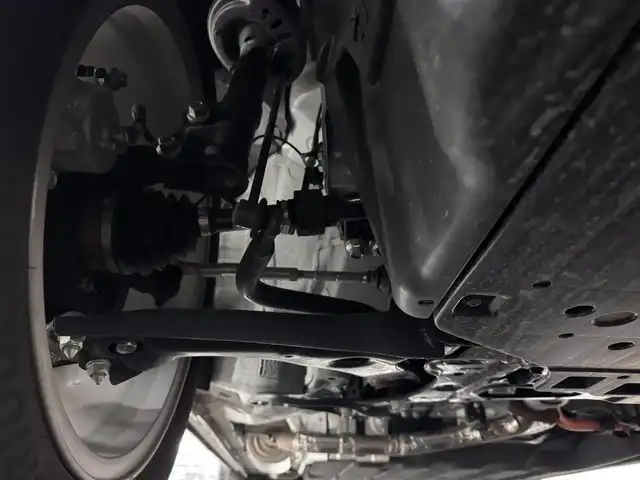 ホンダ ヴェゼル ハイブリッド e:HEV Z 三重県 2025(令7)年 1.1万km プラチナホワイトパール ハイブリッド/FF/MTモード付フロアCVT/純正 8インチ ディスプレイオーディオ VX-240ZFE/（FM/AM/USB/iPod/CarPlay/AndroidAuto/Bluetooth/HDMI）/バックカメラ/ドライブレコーダー 全方位＋後/ETC/純正 フロントロアースカート（Urban Style）/Honda SENSING/・衝突軽減ブレーキ/・先行車発進お知らせ機能/・路外逸脱抑制機能/・標識認識機能/・渋滞追従機能付アダプティブクルーズコントロール（ACC）/・車線維持支援システム（LKAS）/・トラフィックジャムアシスト（渋滞運転支援機能）/・ブラインドスポットインフォメーション/・誤発進抑制機能（前後）/・パーキングセンサーシステム/・アダプティブドライビングビーム/装備/・ハンズフリーアクセスパワーテールゲート（電動バックドア）/・ハーフレザーシート/・シートヒーター（D/N）/・ステアリングヒーター/・オートライトシステム/・LEDヘッドライト/・LEDフロントフォグランプ（黄）/・ヒルディセントコントロール/・左右独立オートエアコン/・自動防眩ルームミラー/・プッシュスタート/・純正18inAW/・スマートキーx1/など