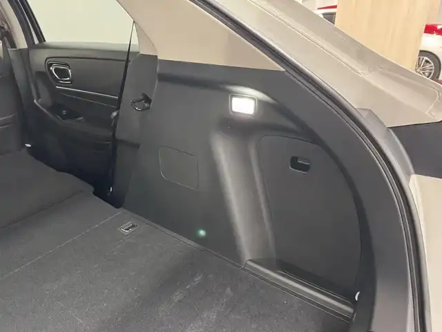 ホンダ ヴェゼル ハイブリッド e:HEV Z 三重県 2025(令7)年 1.1万km プラチナホワイトパール ハイブリッド/FF/MTモード付フロアCVT/純正 8インチ ディスプレイオーディオ VX-240ZFE/（FM/AM/USB/iPod/CarPlay/AndroidAuto/Bluetooth/HDMI）/バックカメラ/ドライブレコーダー 全方位＋後/ETC/純正 フロントロアースカート（Urban Style）/Honda SENSING/・衝突軽減ブレーキ/・先行車発進お知らせ機能/・路外逸脱抑制機能/・標識認識機能/・渋滞追従機能付アダプティブクルーズコントロール（ACC）/・車線維持支援システム（LKAS）/・トラフィックジャムアシスト（渋滞運転支援機能）/・ブラインドスポットインフォメーション/・誤発進抑制機能（前後）/・パーキングセンサーシステム/・アダプティブドライビングビーム/装備/・ハンズフリーアクセスパワーテールゲート（電動バックドア）/・ハーフレザーシート/・シートヒーター（D/N）/・ステアリングヒーター/・オートライトシステム/・LEDヘッドライト/・LEDフロントフォグランプ（黄）/・ヒルディセントコントロール/・左右独立オートエアコン/・自動防眩ルームミラー/・プッシュスタート/・純正18inAW/・スマートキーx1/など