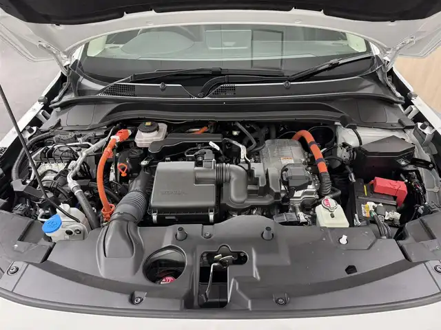 ホンダ ヴェゼル ハイブリッド e:HEV Z 三重県 2025(令7)年 1.1万km プラチナホワイトパール ハイブリッド/FF/MTモード付フロアCVT/純正 8インチ ディスプレイオーディオ VX-240ZFE/（FM/AM/USB/iPod/CarPlay/AndroidAuto/Bluetooth/HDMI）/バックカメラ/ドライブレコーダー 全方位＋後/ETC/純正 フロントロアースカート（Urban Style）/Honda SENSING/・衝突軽減ブレーキ/・先行車発進お知らせ機能/・路外逸脱抑制機能/・標識認識機能/・渋滞追従機能付アダプティブクルーズコントロール（ACC）/・車線維持支援システム（LKAS）/・トラフィックジャムアシスト（渋滞運転支援機能）/・ブラインドスポットインフォメーション/・誤発進抑制機能（前後）/・パーキングセンサーシステム/・アダプティブドライビングビーム/装備/・ハンズフリーアクセスパワーテールゲート（電動バックドア）/・ハーフレザーシート/・シートヒーター（D/N）/・ステアリングヒーター/・オートライトシステム/・LEDヘッドライト/・LEDフロントフォグランプ（黄）/・ヒルディセントコントロール/・左右独立オートエアコン/・自動防眩ルームミラー/・プッシュスタート/・純正18inAW/・スマートキーx1/など