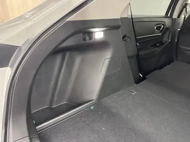 ホンダ ヴェゼル ハイブリッド e:HEV Z 三重県 2025(令7)年 1.1万km プラチナホワイトパール ハイブリッド/FF/MTモード付フロアCVT/純正 8インチ ディスプレイオーディオ VX-240ZFE/（FM/AM/USB/iPod/CarPlay/AndroidAuto/Bluetooth/HDMI）/バックカメラ/ドライブレコーダー 全方位＋後/ETC/純正 フロントロアースカート（Urban Style）/Honda SENSING/・衝突軽減ブレーキ/・先行車発進お知らせ機能/・路外逸脱抑制機能/・標識認識機能/・渋滞追従機能付アダプティブクルーズコントロール（ACC）/・車線維持支援システム（LKAS）/・トラフィックジャムアシスト（渋滞運転支援機能）/・ブラインドスポットインフォメーション/・誤発進抑制機能（前後）/・パーキングセンサーシステム/・アダプティブドライビングビーム/装備/・ハンズフリーアクセスパワーテールゲート（電動バックドア）/・ハーフレザーシート/・シートヒーター（D/N）/・ステアリングヒーター/・オートライトシステム/・LEDヘッドライト/・LEDフロントフォグランプ（黄）/・ヒルディセントコントロール/・左右独立オートエアコン/・自動防眩ルームミラー/・プッシュスタート/・純正18inAW/・スマートキーx1/など