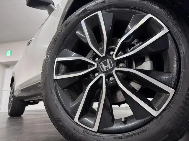 ホンダ ヴェゼル ハイブリッド e:HEV Z 三重県 2025(令7)年 1.1万km プラチナホワイトパール ハイブリッド/FF/MTモード付フロアCVT/純正 8インチ ディスプレイオーディオ VX-240ZFE/（FM/AM/USB/iPod/CarPlay/AndroidAuto/Bluetooth/HDMI）/バックカメラ/ドライブレコーダー 全方位＋後/ETC/純正 フロントロアースカート（Urban Style）/Honda SENSING/・衝突軽減ブレーキ/・先行車発進お知らせ機能/・路外逸脱抑制機能/・標識認識機能/・渋滞追従機能付アダプティブクルーズコントロール（ACC）/・車線維持支援システム（LKAS）/・トラフィックジャムアシスト（渋滞運転支援機能）/・ブラインドスポットインフォメーション/・誤発進抑制機能（前後）/・パーキングセンサーシステム/・アダプティブドライビングビーム/装備/・ハンズフリーアクセスパワーテールゲート（電動バックドア）/・ハーフレザーシート/・シートヒーター（D/N）/・ステアリングヒーター/・オートライトシステム/・LEDヘッドライト/・LEDフロントフォグランプ（黄）/・ヒルディセントコントロール/・左右独立オートエアコン/・自動防眩ルームミラー/・プッシュスタート/・純正18inAW/・スマートキーx1/など