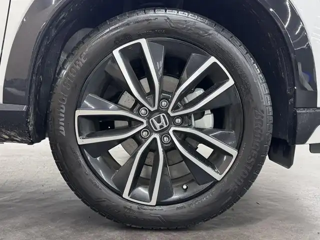 ホンダ ヴェゼル ハイブリッド e:HEV Z 三重県 2025(令7)年 1.1万km プラチナホワイトパール ハイブリッド/FF/MTモード付フロアCVT/純正 8インチ ディスプレイオーディオ VX-240ZFE/（FM/AM/USB/iPod/CarPlay/AndroidAuto/Bluetooth/HDMI）/バックカメラ/ドライブレコーダー 全方位＋後/ETC/純正 フロントロアースカート（Urban Style）/Honda SENSING/・衝突軽減ブレーキ/・先行車発進お知らせ機能/・路外逸脱抑制機能/・標識認識機能/・渋滞追従機能付アダプティブクルーズコントロール（ACC）/・車線維持支援システム（LKAS）/・トラフィックジャムアシスト（渋滞運転支援機能）/・ブラインドスポットインフォメーション/・誤発進抑制機能（前後）/・パーキングセンサーシステム/・アダプティブドライビングビーム/装備/・ハンズフリーアクセスパワーテールゲート（電動バックドア）/・ハーフレザーシート/・シートヒーター（D/N）/・ステアリングヒーター/・オートライトシステム/・LEDヘッドライト/・LEDフロントフォグランプ（黄）/・ヒルディセントコントロール/・左右独立オートエアコン/・自動防眩ルームミラー/・プッシュスタート/・純正18inAW/・スマートキーx1/など