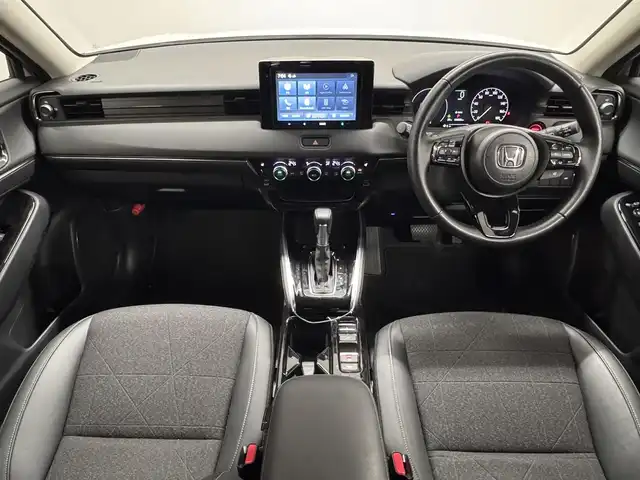 ホンダ ヴェゼル ハイブリッド e:HEV Z 三重県 2025(令7)年 1.1万km プラチナホワイトパール ハイブリッド/FF/MTモード付フロアCVT/純正 8インチ ディスプレイオーディオ VX-240ZFE/（FM/AM/USB/iPod/CarPlay/AndroidAuto/Bluetooth/HDMI）/バックカメラ/ドライブレコーダー 全方位＋後/ETC/純正 フロントロアースカート（Urban Style）/Honda SENSING/・衝突軽減ブレーキ/・先行車発進お知らせ機能/・路外逸脱抑制機能/・標識認識機能/・渋滞追従機能付アダプティブクルーズコントロール（ACC）/・車線維持支援システム（LKAS）/・トラフィックジャムアシスト（渋滞運転支援機能）/・ブラインドスポットインフォメーション/・誤発進抑制機能（前後）/・パーキングセンサーシステム/・アダプティブドライビングビーム/装備/・ハンズフリーアクセスパワーテールゲート（電動バックドア）/・ハーフレザーシート/・シートヒーター（D/N）/・ステアリングヒーター/・オートライトシステム/・LEDヘッドライト/・LEDフロントフォグランプ（黄）/・ヒルディセントコントロール/・左右独立オートエアコン/・自動防眩ルームミラー/・プッシュスタート/・純正18inAW/・スマートキーx1/など