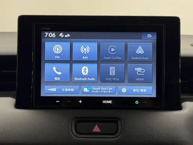 ホンダ ヴェゼル ハイブリッド e:HEV Z 三重県 2025(令7)年 1.1万km プラチナホワイトパール ハイブリッド/FF/MTモード付フロアCVT/純正 8インチ ディスプレイオーディオ VX-240ZFE/（FM/AM/USB/iPod/CarPlay/AndroidAuto/Bluetooth/HDMI）/バックカメラ/ドライブレコーダー 全方位＋後/ETC/純正 フロントロアースカート（Urban Style）/Honda SENSING/・衝突軽減ブレーキ/・先行車発進お知らせ機能/・路外逸脱抑制機能/・標識認識機能/・渋滞追従機能付アダプティブクルーズコントロール（ACC）/・車線維持支援システム（LKAS）/・トラフィックジャムアシスト（渋滞運転支援機能）/・ブラインドスポットインフォメーション/・誤発進抑制機能（前後）/・パーキングセンサーシステム/・アダプティブドライビングビーム/装備/・ハンズフリーアクセスパワーテールゲート（電動バックドア）/・ハーフレザーシート/・シートヒーター（D/N）/・ステアリングヒーター/・オートライトシステム/・LEDヘッドライト/・LEDフロントフォグランプ（黄）/・ヒルディセントコントロール/・左右独立オートエアコン/・自動防眩ルームミラー/・プッシュスタート/・純正18inAW/・スマートキーx1/など