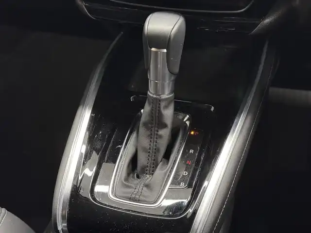 ホンダ ヴェゼル ハイブリッド e:HEV Z 三重県 2025(令7)年 1.1万km プラチナホワイトパール ハイブリッド/FF/MTモード付フロアCVT/純正 8インチ ディスプレイオーディオ VX-240ZFE/（FM/AM/USB/iPod/CarPlay/AndroidAuto/Bluetooth/HDMI）/バックカメラ/ドライブレコーダー 全方位＋後/ETC/純正 フロントロアースカート（Urban Style）/Honda SENSING/・衝突軽減ブレーキ/・先行車発進お知らせ機能/・路外逸脱抑制機能/・標識認識機能/・渋滞追従機能付アダプティブクルーズコントロール（ACC）/・車線維持支援システム（LKAS）/・トラフィックジャムアシスト（渋滞運転支援機能）/・ブラインドスポットインフォメーション/・誤発進抑制機能（前後）/・パーキングセンサーシステム/・アダプティブドライビングビーム/装備/・ハンズフリーアクセスパワーテールゲート（電動バックドア）/・ハーフレザーシート/・シートヒーター（D/N）/・ステアリングヒーター/・オートライトシステム/・LEDヘッドライト/・LEDフロントフォグランプ（黄）/・ヒルディセントコントロール/・左右独立オートエアコン/・自動防眩ルームミラー/・プッシュスタート/・純正18inAW/・スマートキーx1/など