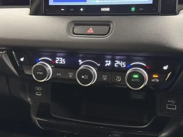 ホンダ ヴェゼル ハイブリッド e:HEV Z 三重県 2025(令7)年 1.1万km プラチナホワイトパール ハイブリッド/FF/MTモード付フロアCVT/純正 8インチ ディスプレイオーディオ VX-240ZFE/（FM/AM/USB/iPod/CarPlay/AndroidAuto/Bluetooth/HDMI）/バックカメラ/ドライブレコーダー 全方位＋後/ETC/純正 フロントロアースカート（Urban Style）/Honda SENSING/・衝突軽減ブレーキ/・先行車発進お知らせ機能/・路外逸脱抑制機能/・標識認識機能/・渋滞追従機能付アダプティブクルーズコントロール（ACC）/・車線維持支援システム（LKAS）/・トラフィックジャムアシスト（渋滞運転支援機能）/・ブラインドスポットインフォメーション/・誤発進抑制機能（前後）/・パーキングセンサーシステム/・アダプティブドライビングビーム/装備/・ハンズフリーアクセスパワーテールゲート（電動バックドア）/・ハーフレザーシート/・シートヒーター（D/N）/・ステアリングヒーター/・オートライトシステム/・LEDヘッドライト/・LEDフロントフォグランプ（黄）/・ヒルディセントコントロール/・左右独立オートエアコン/・自動防眩ルームミラー/・プッシュスタート/・純正18inAW/・スマートキーx1/など