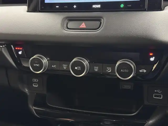 ホンダ ヴェゼル ハイブリッド e:HEV Z 三重県 2025(令7)年 1.1万km プラチナホワイトパール ハイブリッド/FF/MTモード付フロアCVT/純正 8インチ ディスプレイオーディオ VX-240ZFE/（FM/AM/USB/iPod/CarPlay/AndroidAuto/Bluetooth/HDMI）/バックカメラ/ドライブレコーダー 全方位＋後/ETC/純正 フロントロアースカート（Urban Style）/Honda SENSING/・衝突軽減ブレーキ/・先行車発進お知らせ機能/・路外逸脱抑制機能/・標識認識機能/・渋滞追従機能付アダプティブクルーズコントロール（ACC）/・車線維持支援システム（LKAS）/・トラフィックジャムアシスト（渋滞運転支援機能）/・ブラインドスポットインフォメーション/・誤発進抑制機能（前後）/・パーキングセンサーシステム/・アダプティブドライビングビーム/装備/・ハンズフリーアクセスパワーテールゲート（電動バックドア）/・ハーフレザーシート/・シートヒーター（D/N）/・ステアリングヒーター/・オートライトシステム/・LEDヘッドライト/・LEDフロントフォグランプ（黄）/・ヒルディセントコントロール/・左右独立オートエアコン/・自動防眩ルームミラー/・プッシュスタート/・純正18inAW/・スマートキーx1/など