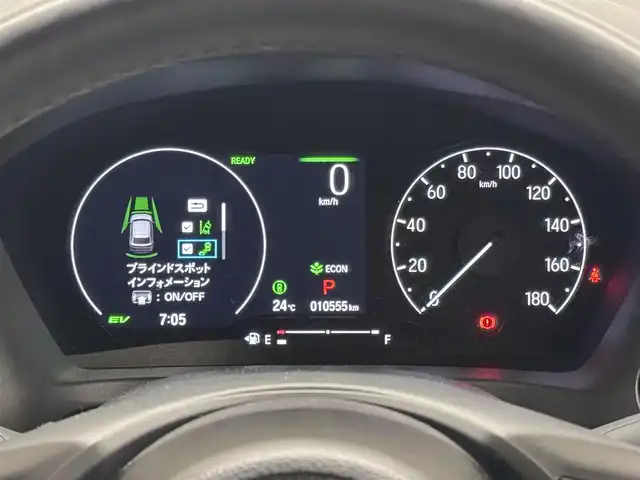 ホンダ ヴェゼル ハイブリッド e:HEV Z 三重県 2025(令7)年 1.1万km プラチナホワイトパール ハイブリッド/FF/MTモード付フロアCVT/純正 8インチ ディスプレイオーディオ VX-240ZFE/（FM/AM/USB/iPod/CarPlay/AndroidAuto/Bluetooth/HDMI）/バックカメラ/ドライブレコーダー 全方位＋後/ETC/純正 フロントロアースカート（Urban Style）/Honda SENSING/・衝突軽減ブレーキ/・先行車発進お知らせ機能/・路外逸脱抑制機能/・標識認識機能/・渋滞追従機能付アダプティブクルーズコントロール（ACC）/・車線維持支援システム（LKAS）/・トラフィックジャムアシスト（渋滞運転支援機能）/・ブラインドスポットインフォメーション/・誤発進抑制機能（前後）/・パーキングセンサーシステム/・アダプティブドライビングビーム/装備/・ハンズフリーアクセスパワーテールゲート（電動バックドア）/・ハーフレザーシート/・シートヒーター（D/N）/・ステアリングヒーター/・オートライトシステム/・LEDヘッドライト/・LEDフロントフォグランプ（黄）/・ヒルディセントコントロール/・左右独立オートエアコン/・自動防眩ルームミラー/・プッシュスタート/・純正18inAW/・スマートキーx1/など