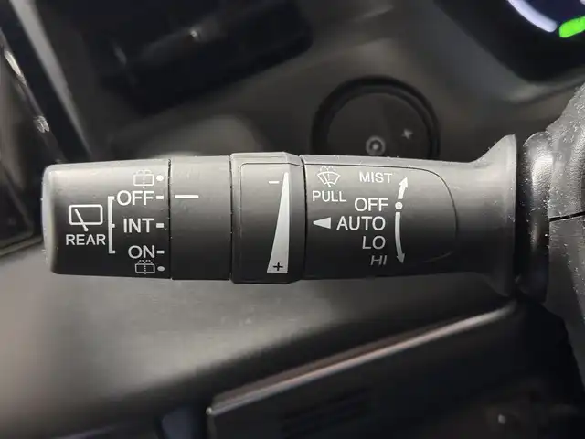 ホンダ ヴェゼル ハイブリッド e:HEV Z 三重県 2025(令7)年 1.1万km プラチナホワイトパール ハイブリッド/FF/MTモード付フロアCVT/純正 8インチ ディスプレイオーディオ VX-240ZFE/（FM/AM/USB/iPod/CarPlay/AndroidAuto/Bluetooth/HDMI）/バックカメラ/ドライブレコーダー 全方位＋後/ETC/純正 フロントロアースカート（Urban Style）/Honda SENSING/・衝突軽減ブレーキ/・先行車発進お知らせ機能/・路外逸脱抑制機能/・標識認識機能/・渋滞追従機能付アダプティブクルーズコントロール（ACC）/・車線維持支援システム（LKAS）/・トラフィックジャムアシスト（渋滞運転支援機能）/・ブラインドスポットインフォメーション/・誤発進抑制機能（前後）/・パーキングセンサーシステム/・アダプティブドライビングビーム/装備/・ハンズフリーアクセスパワーテールゲート（電動バックドア）/・ハーフレザーシート/・シートヒーター（D/N）/・ステアリングヒーター/・オートライトシステム/・LEDヘッドライト/・LEDフロントフォグランプ（黄）/・ヒルディセントコントロール/・左右独立オートエアコン/・自動防眩ルームミラー/・プッシュスタート/・純正18inAW/・スマートキーx1/など