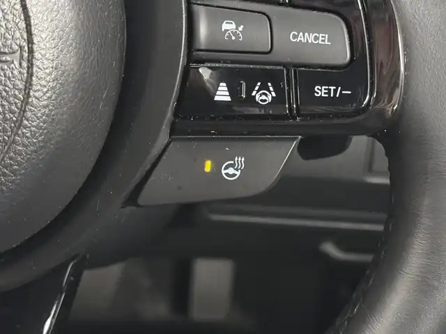 ホンダ ヴェゼル ハイブリッド e:HEV Z 三重県 2025(令7)年 1.1万km プラチナホワイトパール ハイブリッド/FF/MTモード付フロアCVT/純正 8インチ ディスプレイオーディオ VX-240ZFE/（FM/AM/USB/iPod/CarPlay/AndroidAuto/Bluetooth/HDMI）/バックカメラ/ドライブレコーダー 全方位＋後/ETC/純正 フロントロアースカート（Urban Style）/Honda SENSING/・衝突軽減ブレーキ/・先行車発進お知らせ機能/・路外逸脱抑制機能/・標識認識機能/・渋滞追従機能付アダプティブクルーズコントロール（ACC）/・車線維持支援システム（LKAS）/・トラフィックジャムアシスト（渋滞運転支援機能）/・ブラインドスポットインフォメーション/・誤発進抑制機能（前後）/・パーキングセンサーシステム/・アダプティブドライビングビーム/装備/・ハンズフリーアクセスパワーテールゲート（電動バックドア）/・ハーフレザーシート/・シートヒーター（D/N）/・ステアリングヒーター/・オートライトシステム/・LEDヘッドライト/・LEDフロントフォグランプ（黄）/・ヒルディセントコントロール/・左右独立オートエアコン/・自動防眩ルームミラー/・プッシュスタート/・純正18inAW/・スマートキーx1/など