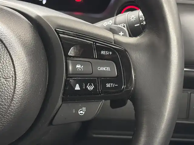 ホンダ ヴェゼル ハイブリッド e:HEV Z 三重県 2025(令7)年 1.1万km プラチナホワイトパール ハイブリッド/FF/MTモード付フロアCVT/純正 8インチ ディスプレイオーディオ VX-240ZFE/（FM/AM/USB/iPod/CarPlay/AndroidAuto/Bluetooth/HDMI）/バックカメラ/ドライブレコーダー 全方位＋後/ETC/純正 フロントロアースカート（Urban Style）/Honda SENSING/・衝突軽減ブレーキ/・先行車発進お知らせ機能/・路外逸脱抑制機能/・標識認識機能/・渋滞追従機能付アダプティブクルーズコントロール（ACC）/・車線維持支援システム（LKAS）/・トラフィックジャムアシスト（渋滞運転支援機能）/・ブラインドスポットインフォメーション/・誤発進抑制機能（前後）/・パーキングセンサーシステム/・アダプティブドライビングビーム/装備/・ハンズフリーアクセスパワーテールゲート（電動バックドア）/・ハーフレザーシート/・シートヒーター（D/N）/・ステアリングヒーター/・オートライトシステム/・LEDヘッドライト/・LEDフロントフォグランプ（黄）/・ヒルディセントコントロール/・左右独立オートエアコン/・自動防眩ルームミラー/・プッシュスタート/・純正18inAW/・スマートキーx1/など