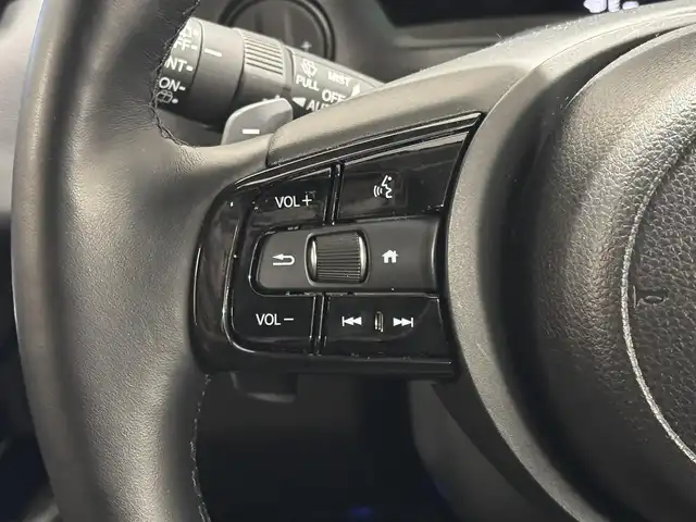 ホンダ ヴェゼル ハイブリッド e:HEV Z 三重県 2025(令7)年 1.1万km プラチナホワイトパール ハイブリッド/FF/MTモード付フロアCVT/純正 8インチ ディスプレイオーディオ VX-240ZFE/（FM/AM/USB/iPod/CarPlay/AndroidAuto/Bluetooth/HDMI）/バックカメラ/ドライブレコーダー 全方位＋後/ETC/純正 フロントロアースカート（Urban Style）/Honda SENSING/・衝突軽減ブレーキ/・先行車発進お知らせ機能/・路外逸脱抑制機能/・標識認識機能/・渋滞追従機能付アダプティブクルーズコントロール（ACC）/・車線維持支援システム（LKAS）/・トラフィックジャムアシスト（渋滞運転支援機能）/・ブラインドスポットインフォメーション/・誤発進抑制機能（前後）/・パーキングセンサーシステム/・アダプティブドライビングビーム/装備/・ハンズフリーアクセスパワーテールゲート（電動バックドア）/・ハーフレザーシート/・シートヒーター（D/N）/・ステアリングヒーター/・オートライトシステム/・LEDヘッドライト/・LEDフロントフォグランプ（黄）/・ヒルディセントコントロール/・左右独立オートエアコン/・自動防眩ルームミラー/・プッシュスタート/・純正18inAW/・スマートキーx1/など