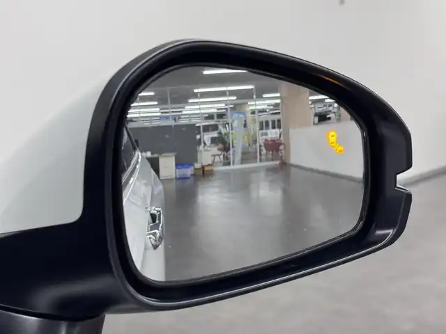 ホンダ ヴェゼル ハイブリッド e:HEV Z 三重県 2025(令7)年 1.1万km プラチナホワイトパール ハイブリッド/FF/MTモード付フロアCVT/純正 8インチ ディスプレイオーディオ VX-240ZFE/（FM/AM/USB/iPod/CarPlay/AndroidAuto/Bluetooth/HDMI）/バックカメラ/ドライブレコーダー 全方位＋後/ETC/純正 フロントロアースカート（Urban Style）/Honda SENSING/・衝突軽減ブレーキ/・先行車発進お知らせ機能/・路外逸脱抑制機能/・標識認識機能/・渋滞追従機能付アダプティブクルーズコントロール（ACC）/・車線維持支援システム（LKAS）/・トラフィックジャムアシスト（渋滞運転支援機能）/・ブラインドスポットインフォメーション/・誤発進抑制機能（前後）/・パーキングセンサーシステム/・アダプティブドライビングビーム/装備/・ハンズフリーアクセスパワーテールゲート（電動バックドア）/・ハーフレザーシート/・シートヒーター（D/N）/・ステアリングヒーター/・オートライトシステム/・LEDヘッドライト/・LEDフロントフォグランプ（黄）/・ヒルディセントコントロール/・左右独立オートエアコン/・自動防眩ルームミラー/・プッシュスタート/・純正18inAW/・スマートキーx1/など