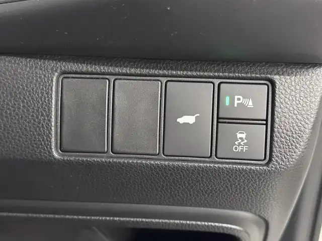 ホンダ ヴェゼル ハイブリッド e:HEV Z 三重県 2025(令7)年 1.1万km プラチナホワイトパール ハイブリッド/FF/MTモード付フロアCVT/純正 8インチ ディスプレイオーディオ VX-240ZFE/（FM/AM/USB/iPod/CarPlay/AndroidAuto/Bluetooth/HDMI）/バックカメラ/ドライブレコーダー 全方位＋後/ETC/純正 フロントロアースカート（Urban Style）/Honda SENSING/・衝突軽減ブレーキ/・先行車発進お知らせ機能/・路外逸脱抑制機能/・標識認識機能/・渋滞追従機能付アダプティブクルーズコントロール（ACC）/・車線維持支援システム（LKAS）/・トラフィックジャムアシスト（渋滞運転支援機能）/・ブラインドスポットインフォメーション/・誤発進抑制機能（前後）/・パーキングセンサーシステム/・アダプティブドライビングビーム/装備/・ハンズフリーアクセスパワーテールゲート（電動バックドア）/・ハーフレザーシート/・シートヒーター（D/N）/・ステアリングヒーター/・オートライトシステム/・LEDヘッドライト/・LEDフロントフォグランプ（黄）/・ヒルディセントコントロール/・左右独立オートエアコン/・自動防眩ルームミラー/・プッシュスタート/・純正18inAW/・スマートキーx1/など