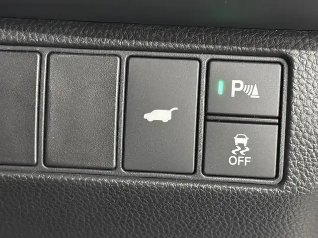 ホンダ ヴェゼル ハイブリッド e:HEV Z 三重県 2025(令7)年 1.1万km プラチナホワイトパール ハイブリッド/FF/MTモード付フロアCVT/純正 8インチ ディスプレイオーディオ VX-240ZFE/（FM/AM/USB/iPod/CarPlay/AndroidAuto/Bluetooth/HDMI）/バックカメラ/ドライブレコーダー 全方位＋後/ETC/純正 フロントロアースカート（Urban Style）/Honda SENSING/・衝突軽減ブレーキ/・先行車発進お知らせ機能/・路外逸脱抑制機能/・標識認識機能/・渋滞追従機能付アダプティブクルーズコントロール（ACC）/・車線維持支援システム（LKAS）/・トラフィックジャムアシスト（渋滞運転支援機能）/・ブラインドスポットインフォメーション/・誤発進抑制機能（前後）/・パーキングセンサーシステム/・アダプティブドライビングビーム/装備/・ハンズフリーアクセスパワーテールゲート（電動バックドア）/・ハーフレザーシート/・シートヒーター（D/N）/・ステアリングヒーター/・オートライトシステム/・LEDヘッドライト/・LEDフロントフォグランプ（黄）/・ヒルディセントコントロール/・左右独立オートエアコン/・自動防眩ルームミラー/・プッシュスタート/・純正18inAW/・スマートキーx1/など