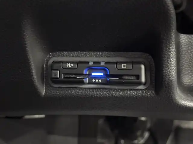 ホンダ ヴェゼル ハイブリッド e:HEV Z 三重県 2025(令7)年 1.1万km プラチナホワイトパール ハイブリッド/FF/MTモード付フロアCVT/純正 8インチ ディスプレイオーディオ VX-240ZFE/（FM/AM/USB/iPod/CarPlay/AndroidAuto/Bluetooth/HDMI）/バックカメラ/ドライブレコーダー 全方位＋後/ETC/純正 フロントロアースカート（Urban Style）/Honda SENSING/・衝突軽減ブレーキ/・先行車発進お知らせ機能/・路外逸脱抑制機能/・標識認識機能/・渋滞追従機能付アダプティブクルーズコントロール（ACC）/・車線維持支援システム（LKAS）/・トラフィックジャムアシスト（渋滞運転支援機能）/・ブラインドスポットインフォメーション/・誤発進抑制機能（前後）/・パーキングセンサーシステム/・アダプティブドライビングビーム/装備/・ハンズフリーアクセスパワーテールゲート（電動バックドア）/・ハーフレザーシート/・シートヒーター（D/N）/・ステアリングヒーター/・オートライトシステム/・LEDヘッドライト/・LEDフロントフォグランプ（黄）/・ヒルディセントコントロール/・左右独立オートエアコン/・自動防眩ルームミラー/・プッシュスタート/・純正18inAW/・スマートキーx1/など