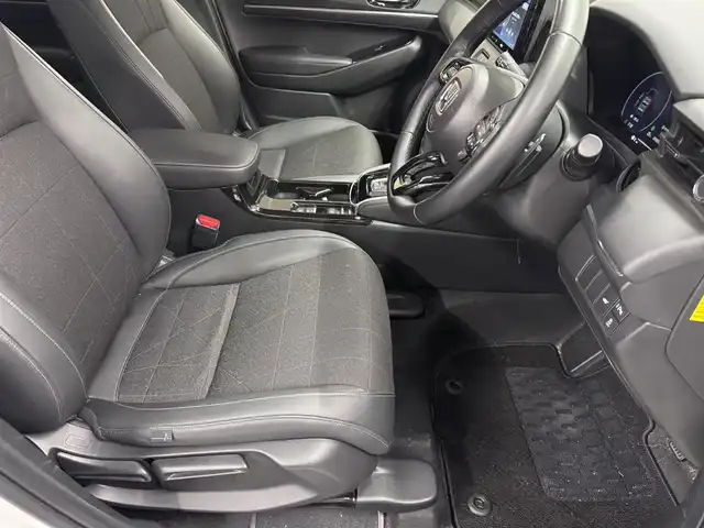 ホンダ ヴェゼル ハイブリッド e:HEV Z 三重県 2025(令7)年 1.1万km プラチナホワイトパール ハイブリッド/FF/MTモード付フロアCVT/純正 8インチ ディスプレイオーディオ VX-240ZFE/（FM/AM/USB/iPod/CarPlay/AndroidAuto/Bluetooth/HDMI）/バックカメラ/ドライブレコーダー 全方位＋後/ETC/純正 フロントロアースカート（Urban Style）/Honda SENSING/・衝突軽減ブレーキ/・先行車発進お知らせ機能/・路外逸脱抑制機能/・標識認識機能/・渋滞追従機能付アダプティブクルーズコントロール（ACC）/・車線維持支援システム（LKAS）/・トラフィックジャムアシスト（渋滞運転支援機能）/・ブラインドスポットインフォメーション/・誤発進抑制機能（前後）/・パーキングセンサーシステム/・アダプティブドライビングビーム/装備/・ハンズフリーアクセスパワーテールゲート（電動バックドア）/・ハーフレザーシート/・シートヒーター（D/N）/・ステアリングヒーター/・オートライトシステム/・LEDヘッドライト/・LEDフロントフォグランプ（黄）/・ヒルディセントコントロール/・左右独立オートエアコン/・自動防眩ルームミラー/・プッシュスタート/・純正18inAW/・スマートキーx1/など