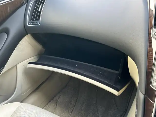 日産 スカイライン ハイブリッド 350GT Type P 秋田県 2014(平26)年 9.5万km クリスタルホワイトパール 4WD/純正ナビ/（CD/DVD/BT/ラジオ）/フルセグTV/全方位カメラ/BOSEスピーカー/プッシュスタート/ステアリングスイッチ/アクティブクルーズコントロール/前席パワーシート/前席シートヒーター/運転席メモリー機能付きシート/前後コーナーセンサー/ビルトインETC/純正フロアマット/ビークルダイナミクスコントロール/車両接近通報装置/ドアバイザー/ドライブモード/Fドライブレコーダー