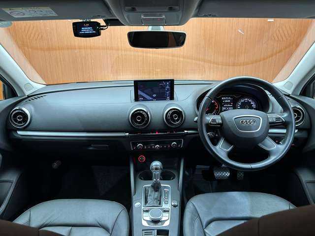 アウディ Ａ３ セダン 1．4 TFSI 千葉県 2016(平28)年 4万km パール レザーＰＫＧ　/コンビニエンスＰＫＧ　/ＡＣＣ　/黒革シート　/ナビ　/ＴＶ　/Ｂｌｕｅｔｏｏｔｈ接続　/Ｂカメラ　/シートＨ　/電動シート