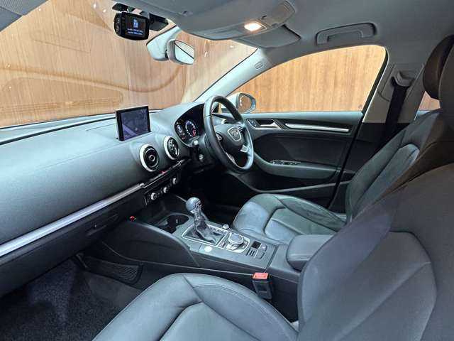アウディ Ａ３ セダン 1．4 TFSI 千葉県 2016(平28)年 4万km パール レザーＰＫＧ　/コンビニエンスＰＫＧ　/ＡＣＣ　/黒革シート　/ナビ　/ＴＶ　/Ｂｌｕｅｔｏｏｔｈ接続　/Ｂカメラ　/シートＨ　/電動シート