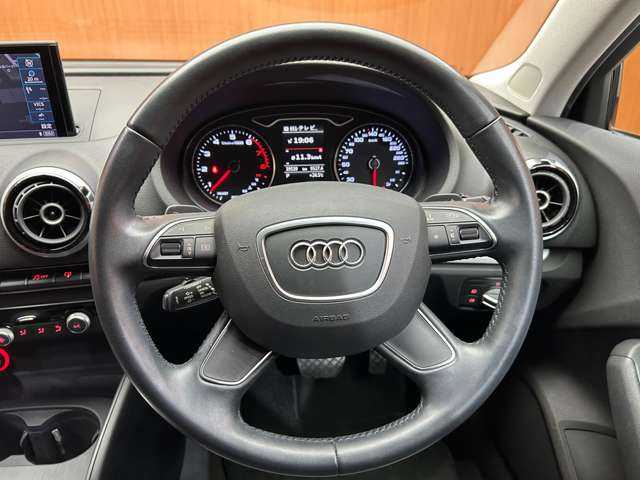 アウディ Ａ３ セダン 1．4 TFSI 千葉県 2016(平28)年 4万km パール レザーＰＫＧ　/コンビニエンスＰＫＧ　/ＡＣＣ　/黒革シート　/ナビ　/ＴＶ　/Ｂｌｕｅｔｏｏｔｈ接続　/Ｂカメラ　/シートＨ　/電動シート