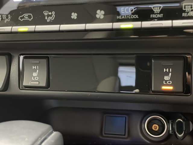 トヨタ ＲＡＶ４ G 長野県 2020(令2)年 3.5万km ホワイトパールクリスタルシャイン 4WD/純正SDナビ/Bluetooth/CD/DVD/フルセグTV/純正前方ドライブレコーダー/純正ETC/バックカメラ/レーンキープアシスト/衝突被害軽減システム/横滑り防止装置/盗難防止装置/後退時車両検知装置/パーキングサポートブレーキ/ブラインドスポットモニター/パワーシート/シートメモリ（運転席）/シートヒーター（前席）/ステアリングヒーター/純正16インチAW装着/純正フロアマット/スマートキー/ステアリングスイッチ/LEDヘッドライト/コーナーセンサー（前後）