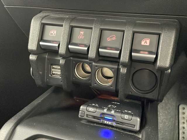 スズキ ジムニー シエラ JC 新潟県 2022(令4)年 1.5万km ジャングルグリーン カロッツェリア製SDナビ（Bluetooth・USB・AM・FM）/スズキセーフティーサポート　/バックカメラ　/ETC2.0　/前後ドライブレコーダー/クルーズコントロール/レーンキープアシスト　/前席シートヒーター　/LEDオートライト/オートマチックハイビーム　　/ダウンヒルアシストコントロール/社外ビルシュタインダンパー/４WD/アイドリングストップ/スマートキー/スペアキー/純正フロアマット/純正１５インチアルミホイール/１５インチAW冬タイヤセット車載
