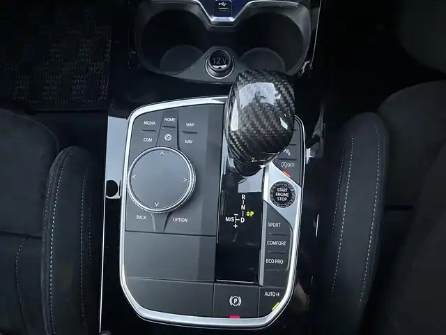 ＢＭＷ Ｍ１３５ｉ xDrive 愛知県 2019(令1)年 4.7万km アルピンホワイトⅢ メーカーナビ【Bluetooth FM AM USB】/ワイヤレス充電トレイ/ドライブレコーダー/バックカメラ/ETC/衝突軽減/レーダークルーズコントロール/インテリジェントセーフティ/速度制限アシスト/交差点警告/レーンキープアシスト /パーキングアシスト/前後コーナーセンサー/オートブレーキホールド/LEDヘッドライト/オートライト/フォグランプ/パーキングライト/ステアリングリモコン/パドルシフト/前席パワーシート/前席シートヒーター/純正フロアマット/禁煙車