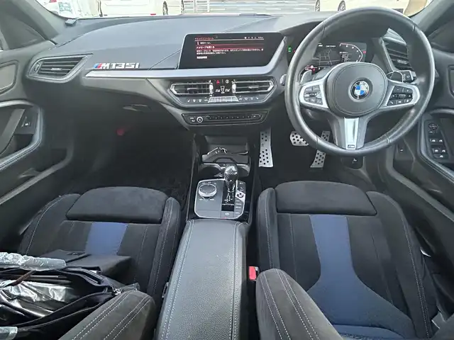 ＢＭＷ Ｍ１３５ｉ xDrive 愛知県 2019(令1)年 4.7万km アルピンホワイトⅢ メーカーナビ【Bluetooth FM AM USB】/ワイヤレス充電トレイ/ドライブレコーダー/バックカメラ/ETC/衝突軽減/レーダークルーズコントロール/インテリジェントセーフティ/速度制限アシスト/交差点警告/レーンキープアシスト /パーキングアシスト/前後コーナーセンサー/オートブレーキホールド/LEDヘッドライト/オートライト/フォグランプ/パーキングライト/ステアリングリモコン/パドルシフト/前席パワーシート/前席シートヒーター/純正フロアマット/禁煙車