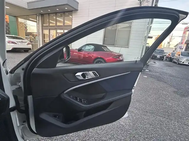 ＢＭＷ Ｍ１３５ｉ xDrive 愛知県 2019(令1)年 4.7万km アルピンホワイトⅢ メーカーナビ【Bluetooth FM AM USB】/ワイヤレス充電トレイ/ドライブレコーダー/バックカメラ/ETC/衝突軽減/レーダークルーズコントロール/インテリジェントセーフティ/速度制限アシスト/交差点警告/レーンキープアシスト /パーキングアシスト/前後コーナーセンサー/オートブレーキホールド/LEDヘッドライト/オートライト/フォグランプ/パーキングライト/ステアリングリモコン/パドルシフト/前席パワーシート/前席シートヒーター/純正フロアマット/禁煙車