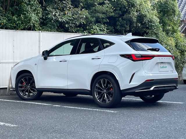 レクサス ＮＸ 350 Fスポーツ 茨城県 2023(令5)年 2.5万km ホワイトノーヴァガラスフレーク 純正ナビ　【BT/AM/FM/フルセグ】/Lexus Safety System＋/3眼LEDヘッドライト/サンルーフ/レーダークルーズ/レザーシート/全席ヒートシーター/前席エアシーター/前席パワーシート/運転席メモリシート/ブラインドスポットモニター/ステアリングヒーター/パワーバックドア/コーナーセンサー/ドライブレコーダー/ヘッドアップディスプレイ/ステアリングスイッチ/オートライト/オートハイビーム/デジタルインナーミラー/ルーフレール/フォグランプ/レーンデパーチャーアラート/レーンキープアシスト/スマートスペアキー×1/カードキー×1/新車保証書/ユーザーガイド