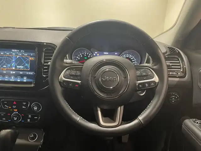クライスラー・ジープ ジープ コンパス ナイトイーグル 愛知県 2020(令2)年 4.7万km パール 純正ナビ　/Ｂｌｕｅｔｏｏｔｈ　/フルセグＴＶ　/バックカメラ　/ハーフレザー　/ＡＣＣ　/ＬＫＡ　/ＢＳＭ　/自動緊急ブレーキ　/コーナーセンサー　/ＥＴＣ２．０　/オートワイパー　/オートライト/プッシュスタート/アイドリングストップ