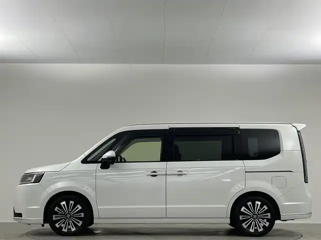 ホンダ ステップワゴン スパーダ プレミアムライン 埼玉県 2022(令4)年 1.8万km プラチナホワイトパール 純正９インチナビ　純正１０．１インチ後席フリップダウンモニター　両側パワースライド　全方位モニター　パワーバックドア　ブラインドスポットモニター　シートヒーター　ビルトインＥＴＣ２．０　前後ドラレコ