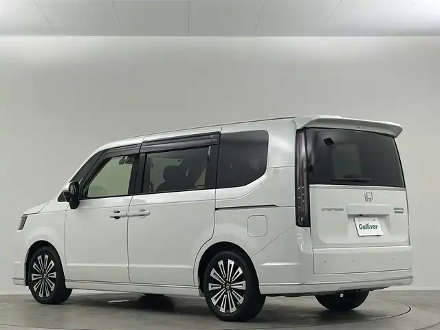 ホンダ ステップワゴン スパーダ プレミアムライン 埼玉県 2022(令4)年 1.8万km プラチナホワイトパール 純正９インチナビ　純正１０．１インチ後席フリップダウンモニター　両側パワースライド　全方位モニター　パワーバックドア　ブラインドスポットモニター　シートヒーター　ビルトインＥＴＣ２．０　前後ドラレコ