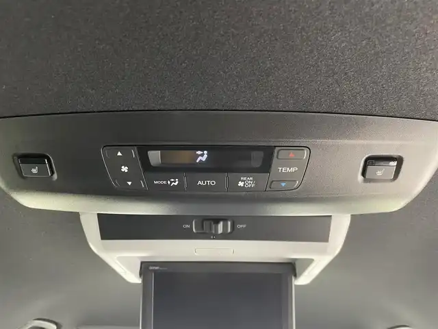 ホンダ ステップワゴン スパーダ プレミアムライン 埼玉県 2022(令4)年 1.8万km プラチナホワイトパール 純正９インチナビ　純正１０．１インチ後席フリップダウンモニター　両側パワースライド　全方位モニター　パワーバックドア　ブラインドスポットモニター　シートヒーター　ビルトインＥＴＣ２．０　前後ドラレコ