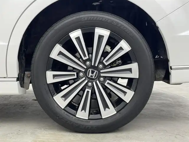 ホンダ ステップワゴン スパーダ プレミアムライン 埼玉県 2022(令4)年 1.8万km プラチナホワイトパール 純正９インチナビ　純正１０．１インチ後席フリップダウンモニター　両側パワースライド　全方位モニター　パワーバックドア　ブラインドスポットモニター　シートヒーター　ビルトインＥＴＣ２．０　前後ドラレコ