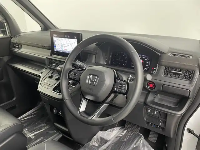 ホンダ ステップワゴン スパーダ プレミアムライン 埼玉県 2022(令4)年 1.8万km プラチナホワイトパール 純正９インチナビ　純正１０．１インチ後席フリップダウンモニター　両側パワースライド　全方位モニター　パワーバックドア　ブラインドスポットモニター　シートヒーター　ビルトインＥＴＣ２．０　前後ドラレコ