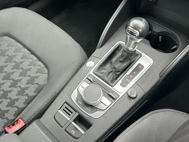 アウディ Ａ３ スポーツバック 1．4 TFSI 愛知県 2016(平28)年 7.1万km グレイシアホワイトメタリック /純正MMIナビゲーションシステム//AM/FM/CD/DVD/SD/ジュークBOX//BT/外部AV入力/Wi-Fiオーディオプレーヤー//アダプティブクルーズ//ETC//オートHIDヘッドライト//フロントフォグランプ//リヤフォグランプ//ステアリングスイッチ//パドルシフト//電格ミラー//アイドリングストップ//プッシュスタート//トノカバー//ISOFIX//取扱説明書//スマートキー//スペアキー