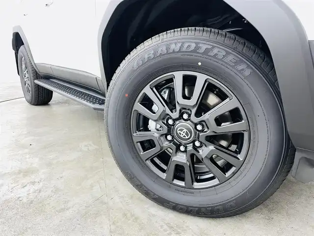 トヨタ ランドクルーザー ２５０ VX 福島県 2024(令6)年 0.1千km プラチナホワイトパールマイカ トヨタセーフティセンス/純正ディスプレイナビ/・フルセグTV/BT/USB/HDMI/・ETC2.0/・アラウンドビューモニター/デジタルインナーミラー/ワイヤレス充電/革張ステアリング/・ステアリングリモコン/・クルーズコントロール/・ステアリングヒーター/レザーシート/・パワーシート/・シートヒーター/JBLサウンド/サンルーフ/BSM/パワーバックドア/LEDヘッドライト/純正18インチAW