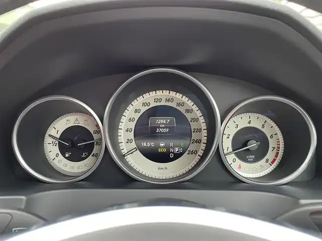 メルセデス・ベンツ Ｅ２５０ カブリオレ 埼玉県 2014(平26)年 3.7万km 白 電動オープン/赤革シート/シートヒーター/メモリー付パワーシート/純正ナビTV/ハーマンカードンスピーカー/バックカメラ/LEDヘッドライト/純正１８インチアルミ/アクティブクルーズコントロール/衝突軽減ブレーキ/パークトロニック/スマートキー/保証書付整備手帳/取扱説明書