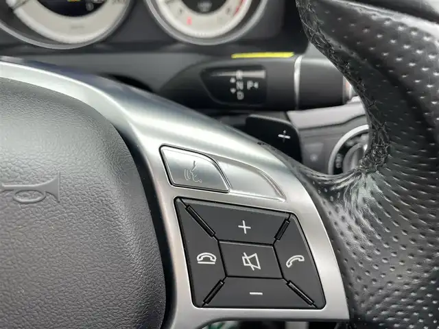 メルセデス・ベンツ Ｅ２５０ カブリオレ 埼玉県 2014(平26)年 3.7万km 白 電動オープン/赤革シート/シートヒーター/メモリー付パワーシート/純正ナビTV/ハーマンカードンスピーカー/バックカメラ/LEDヘッドライト/純正１８インチアルミ/アクティブクルーズコントロール/衝突軽減ブレーキ/パークトロニック/スマートキー/保証書付整備手帳/取扱説明書