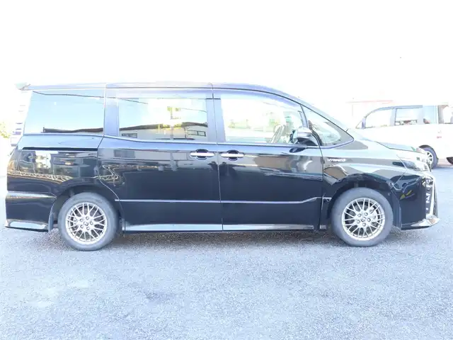 トヨタ ヴォクシー ハイブリッド ZS 煌 神奈川県 2018(平30)年 2.6万km ブラック ワンオーナー/純正メモリナビ/ワンセグテレビ/バックカメラ/両側パワースライドドア/クルーズコントロール/プッシュスタート/ETC/LEDヘッドライト/シートヒーター/保証書/取説/ナビ説/記録（R.1.2.3.4.5.6.7）/スペアスマートキー/社外AW付きスタットレスタイヤ有