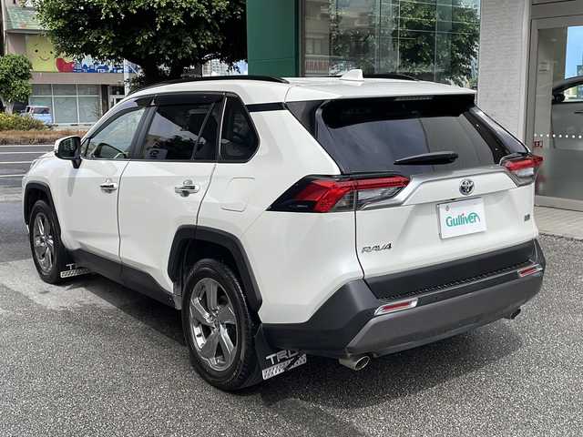 トヨタ ＲＡＶ４ ハイブリットG 沖縄県 2020(令2)年 7.6万km ホワイトパールクリスタルシャイン 禁煙車/全方位カメラ/衝突軽減ブレーキ/前後ドラレコ/純正ディスプレイオーディオ(ラジオ、Bluetooth、USB)/メモリー付パワーシート/電動リアゲート/レーダークルーズコントロール/ブラインドスポットモニター/純正１８インチＡＷ/革巻きステアリング/ステアリングスイッチ/ステアリングヒーター/パワーウィンドウ/電動格納ウインカーミラー/レザーシート/前席シートヒーター/ルーフレール/オートライト/オートマチックハイビーム/LEDヘッドライト/フォグランプ/純正フロアマット/純正ドアバイザー/スマートキー＆プッシュスタート/スペアキー/AAC/ABS/４WD/横滑り防止装置/レーンアシスト/盗難防止装置/W＋サイド＋カーテンエアバッグ