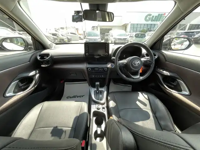 トヨタ ヤリスクロス ハイブリッド Z 道央・札幌 2021(令3)年 6.6万km ブラックマイカ/ホワイトパールクリスタルシャイン 2トーン ・寒冷地仕様/・４WD/・純正ナビゲーション/　BT/フルセグ/USB/Miracast/・ETC/・ドライブレコーダー/・全方位カメラ/・レーダークルーズコントロール/・パワーバックドア/・LEDヘッドライト/・フォグライト/・オートライト/・レーンキープアシスト/・横滑り防止装置/・ブラインドスポットモニター/・パーキングサポートブレーキ/・リヤクロストラフィックアラート/・ロードサインアシスト/・ヒルディセントコントロール/・運転席パワーシート/・ハーフレザーシート/・シートヒーター/・ステアリングヒーター/・スマートキー/・プッシュスタート/・純正AW夏タイヤ