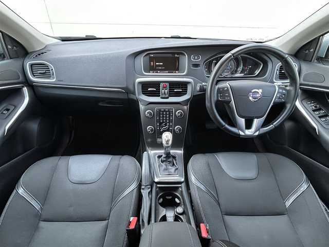 ボルボ Ｖ４０ T－4 茨城県 2013(平25)年 6.3万km エレクトリックシルバーメタリック 純正ディスプレイオーディオ/BT接続/純正ドライブレコーダー/　（4JR602797）/ACC/ETC/純正17インチAW/電動リアゲート/両席シートヒーター/D席パワーシート/LEDヘッドライト/オートライト/オートマチックハイビーム/アイドリングストップ/レーンキープアシスト/ABS/USB入力端子/W＋サイドエアバッグ
