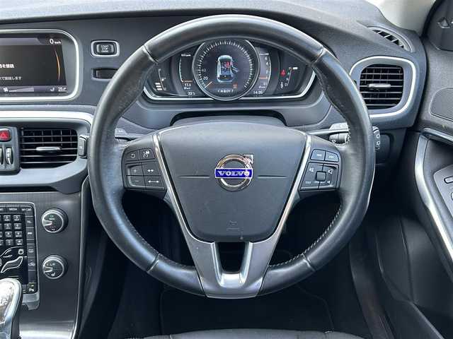 ボルボ Ｖ４０ T－4 茨城県 2013(平25)年 6.3万km エレクトリックシルバーメタリック 純正ディスプレイオーディオ/BT接続/純正ドライブレコーダー/　（4JR602797）/ACC/ETC/純正17インチAW/電動リアゲート/両席シートヒーター/D席パワーシート/LEDヘッドライト/オートライト/オートマチックハイビーム/アイドリングストップ/レーンキープアシスト/ABS/USB入力端子/W＋サイドエアバッグ